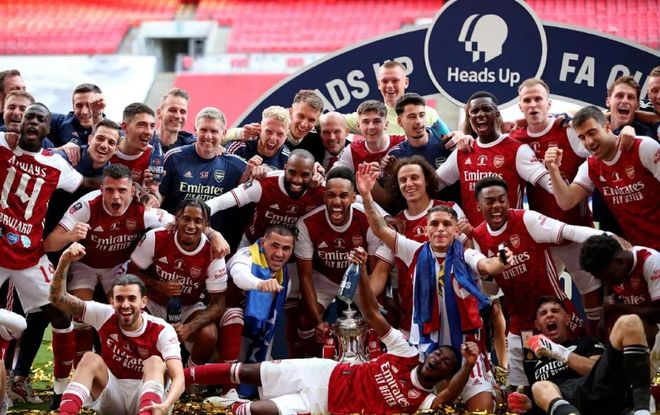 逆袭称王，苏超泰州队获2025微博竞燃之夜年度全民闪耀运动队