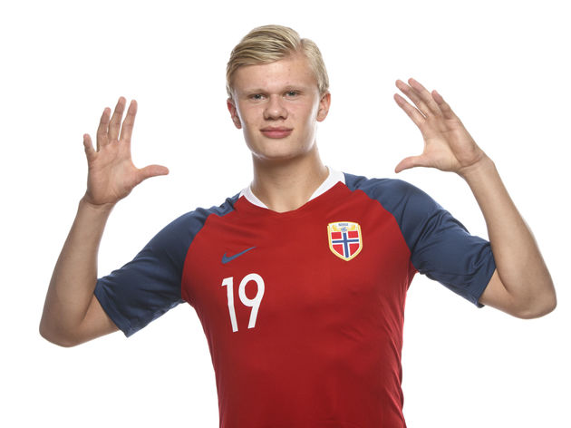 泰州队“苏超”冠军奖杯开启全市巡展，第一站在海陵老街