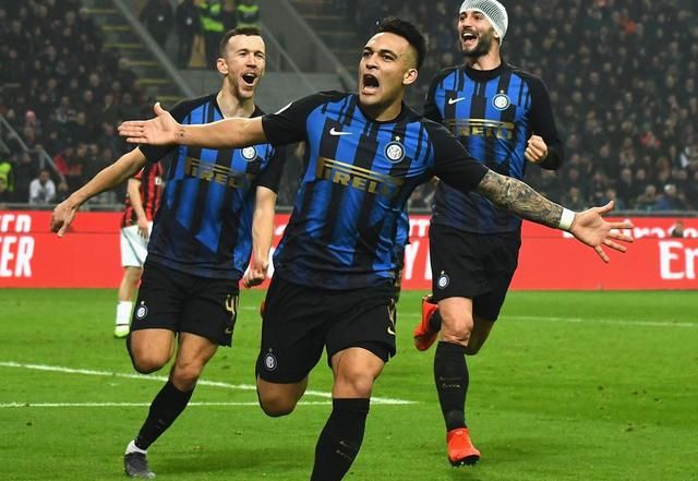 巴甲福塔莱萨门将在4名队友提醒下未注意身后对手，开球时遭抢断丢球