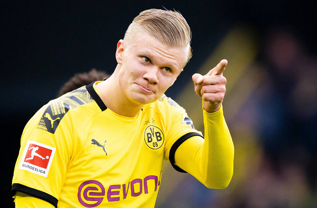 阿根廷国家队抵达安哥拉，大批球迷等候并高呼梅西名字